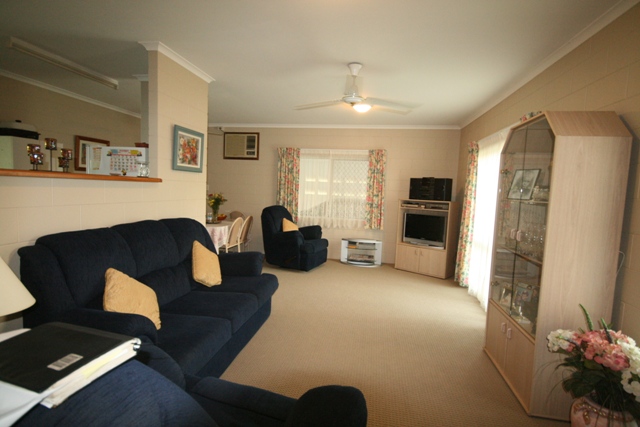 PRIVATE & SECURE FAMILY HOME Picture 3