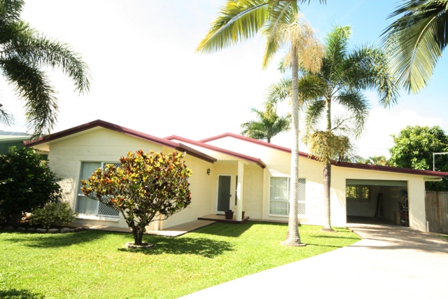 PRIVATE & SECURE FAMILY HOME Picture 1