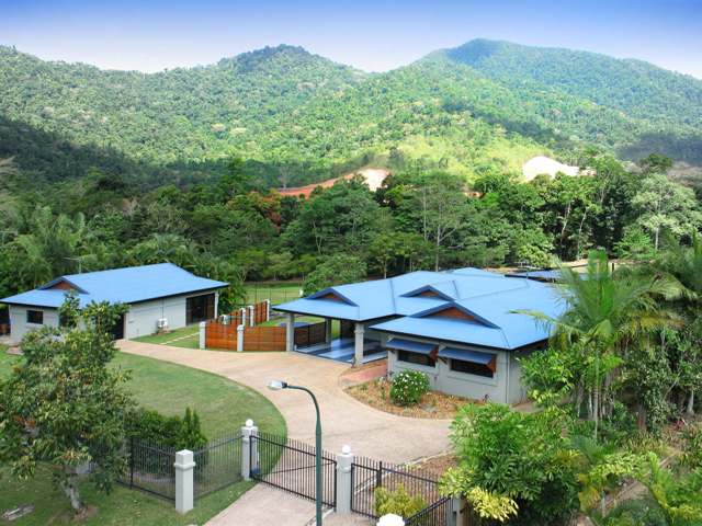 Over 8,000sqm.... 2 Residences....AWESOME!!!!! Picture 3