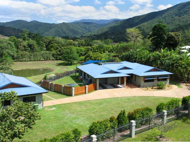 Over 8,000sqm.... 2 Residences....AWESOME!!!!! Picture 2