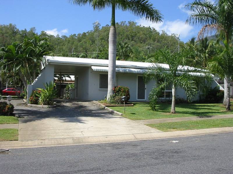 Villa with the Lot Picture 1