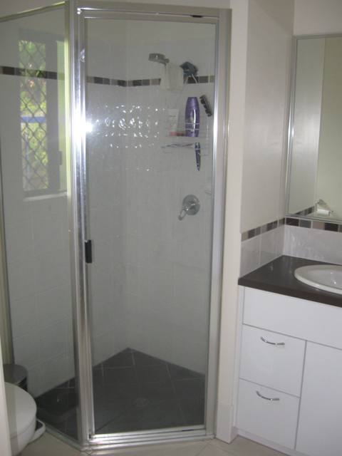 4 BEDROOM HOME WITH POOL Picture 3