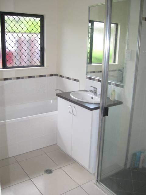 4 BEDROOM HOME WITH POOL Picture 2