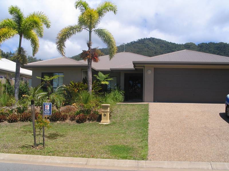 4 BEDROOM HOME WITH POOL Picture 1