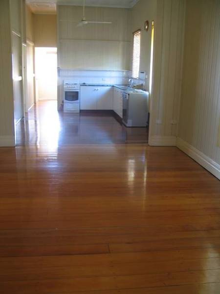 GORGEOUS HIGH-SET QUEENSLANDER Picture 2