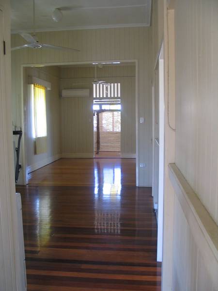 GORGEOUS HIGH-SET QUEENSLANDER Picture 3