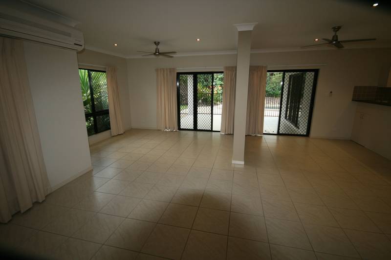 Beautiful Four Bedroom Home with Pool at Clifton Beach Picture 3