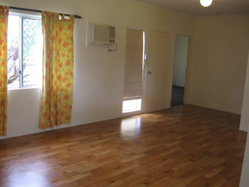 Large Fenced Yard Picture 3