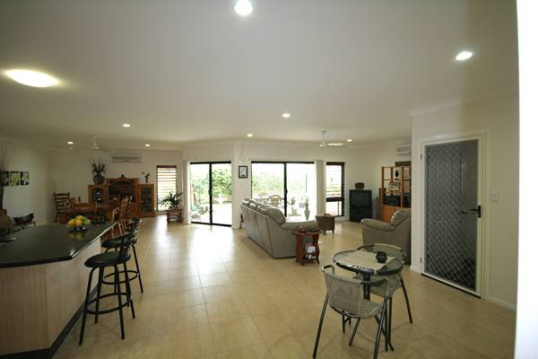 IMPECCABLY PRESENTED HOME - BUYERS MUST INSPECT - REDUCED Picture 3