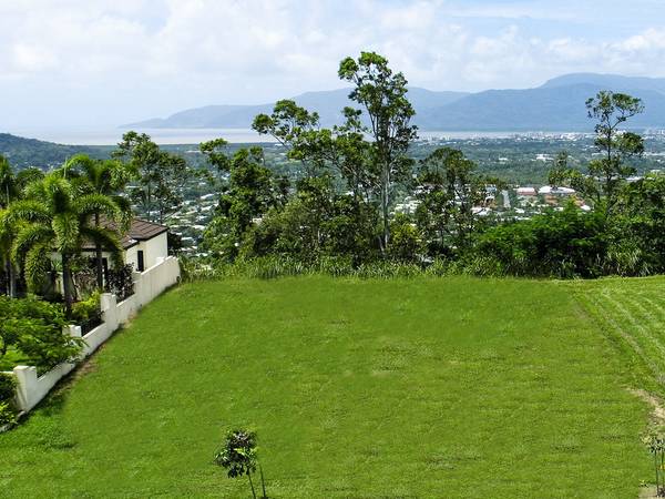 SOUTHERN OWNER MUST SELL - The Most Prestigous Allotment in Cairns Most Pretigous Address. Picture 3