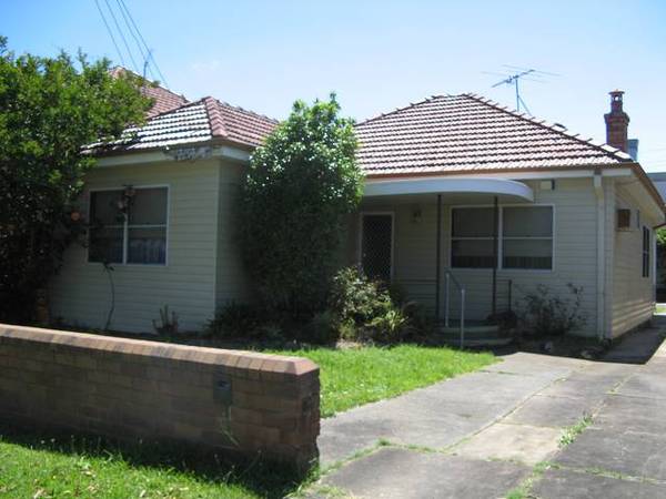 CONVENIENT LOCATION Picture 1