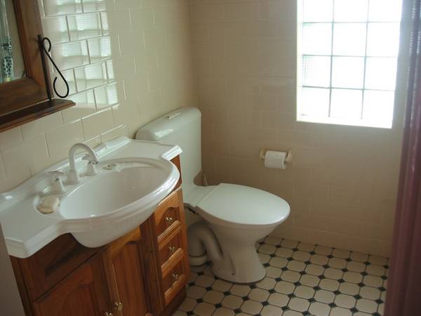 BEAUTIFULLY RENOVATED TERRACE Picture 3