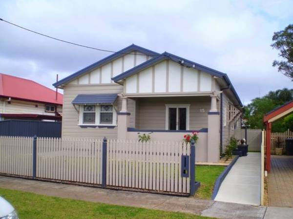 STYLE & CHARM UNITE! Picture 1