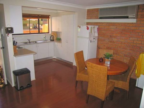 MODERN, STYLISH TOWNHOUSE Picture 2