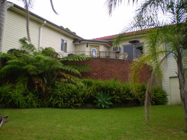 FABULOUS POSITION OVERLOOKING THE LAKE Picture 2