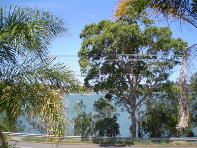 FABULOUS POSITION OVERLOOKING THE LAKE Picture