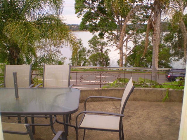 FABULOUS POSITION OVERLOOKING THE LAKE Picture 3