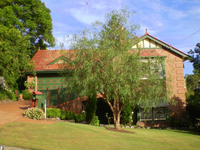 AUCTION CANCELLED - ARCHITECT DESIGNED & MASTER BUILT Picture 1