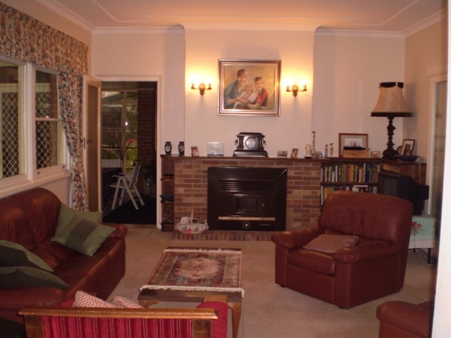 FULLY FURNISHED FAMILY HOME - CLOSE TO JOHN HUNTER HOSPITAL Picture