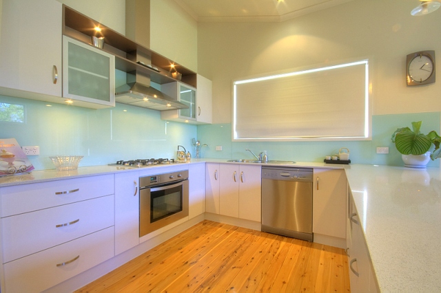 SIMPLY STUNNING Picture 3