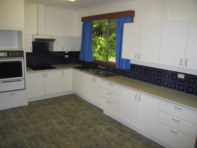 SOLID BRICK HOME WITH LOTS OF SPACE AND VALLEY VIEWS! Picture 3