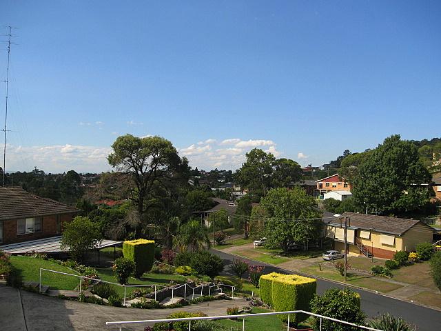 SOLID BRICK HOME WITH LOTS OF SPACE AND VALLEY VIEWS! Picture 2