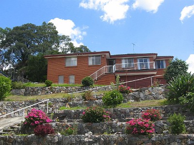 SOLID BRICK HOME WITH LOTS OF SPACE AND VALLEY VIEWS! Picture