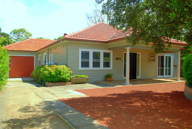 'HILLCREST' - RESTORED & RENOVATED HOME IS A TIMELESS APPROACH TO CLASSIC TRADITIONALISM. Picture 1
