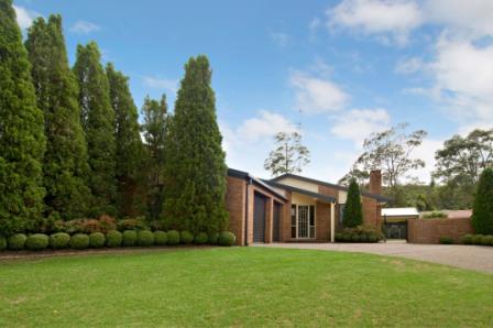 IMMACULATE FAMILY RESIDENCE IN PREMIER LOCATION Picture 1