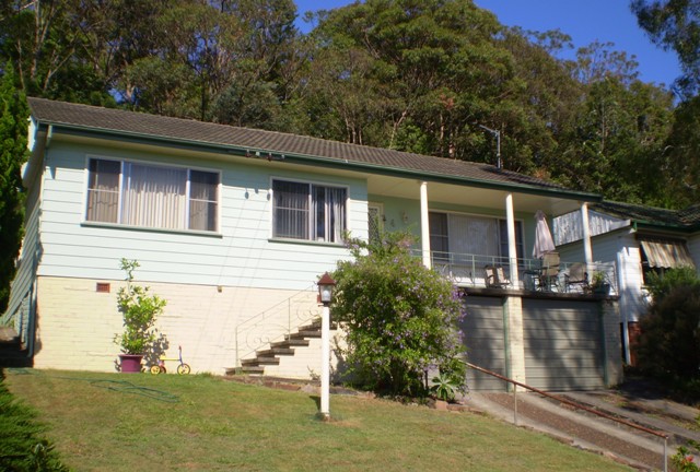 4 BEDROOMS - ELEVATED POSITION Picture 1