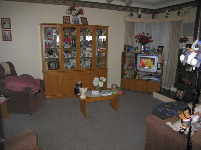 IMMACULATELY PRESENTED HOME Picture 2