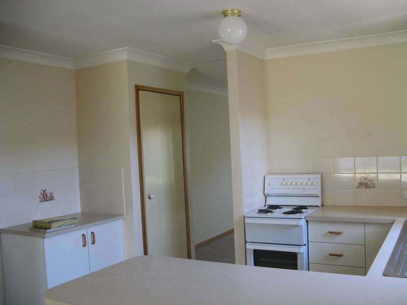 FRESHLY PAINTED - NEW CARPET! Picture 2