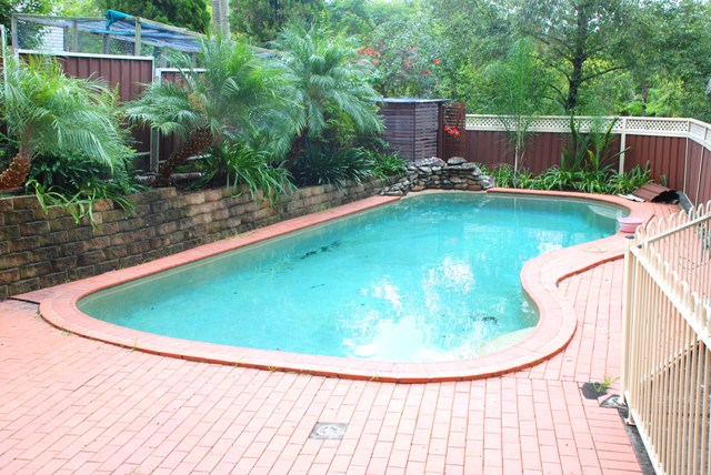 RECENTLY REMODELLED TRI LEVEL BRICK RESIDENCE Picture 2