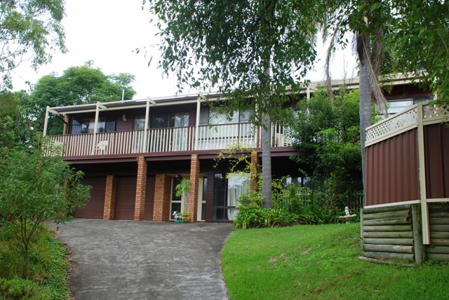 RECENTLY REMODELLED TRI LEVEL BRICK RESIDENCE Picture 1