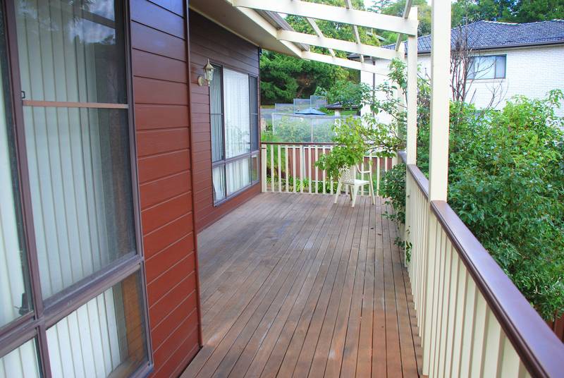 RECENTLY REMODELLED TRI LEVEL BRICK RESIDENCE Picture 3