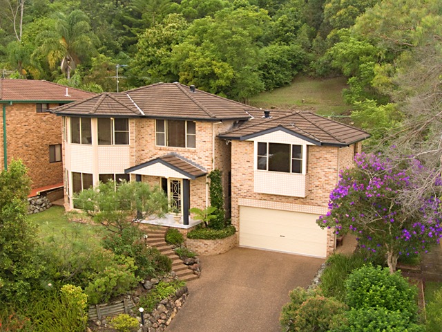 CLASSIC FAMILY HOME WITH PICTURESQUE VALLEY VIEWS Picture 1