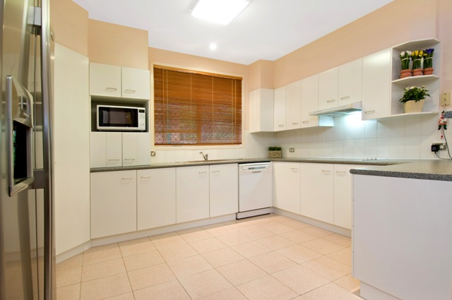 CLASSIC FAMILY HOME WITH PICTURESQUE VALLEY VIEWS Picture 3