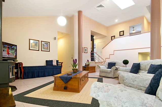 CLASSIC FAMILY HOME WITH PICTURESQUE VALLEY VIEWS Picture 2