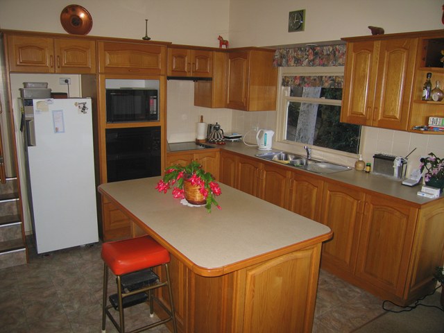 IMMACULATE HOME IN ELEVATED TRANQUIL SETTING Picture 3