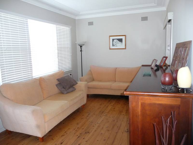 FANTASTIC 2 BEDROOM HOME! Picture 2