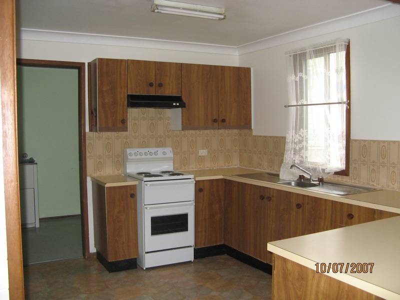 CLOSE TO SHOPS & SCHOOL! Picture 3