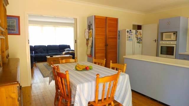 STYLISH HOME IN TRANQUIL BUSH SETTING Picture 2