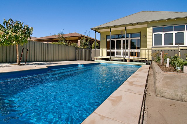 RENOVATED & EXTENDED
WITH GENEROUS PROPORTIONS Picture 3