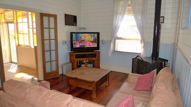 CHARMING PRE WW1 COTTAGE IN ULTRA CONVENIENT LOCATION Picture 3