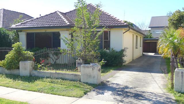 SUBSTANTIAL RENDERED BRICK HOME ON LEVEL BLOCK Picture 1