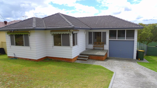 RECENTLY REMODELLED PROPERTY IN POPULAR LOCATION! Picture 1