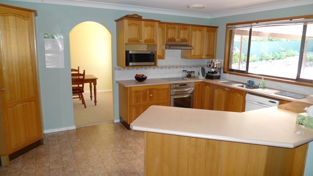 SUPERB SINGLE LEVEL HOME ON OVER 1000SQM BLOCK Picture 3