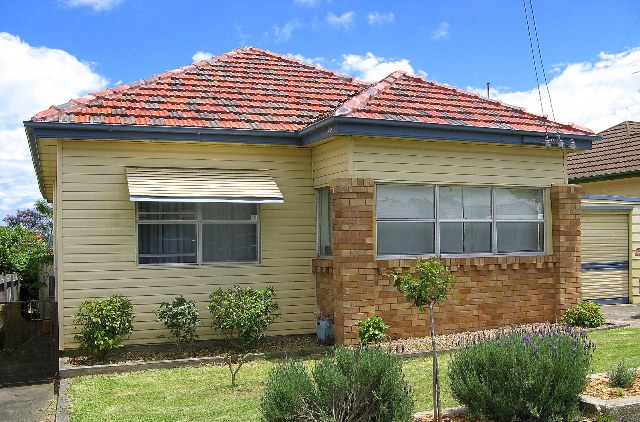 TIDY 2/3 BEDROOM HOME Picture 1