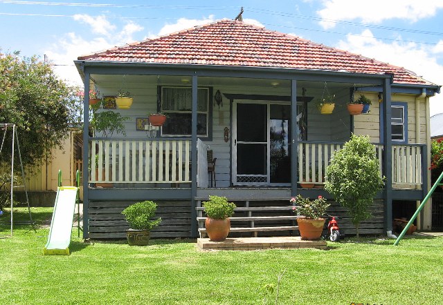 TIDY 2/3 BEDROOM HOME Picture 2