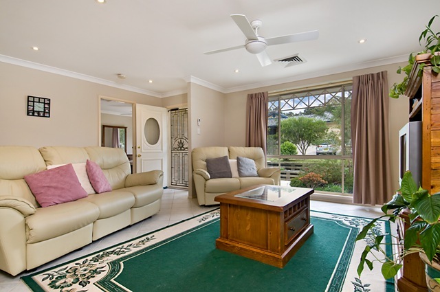 SINGLE LEVEL PROPERTY WITH LEAFY OUTLOOK Picture 3